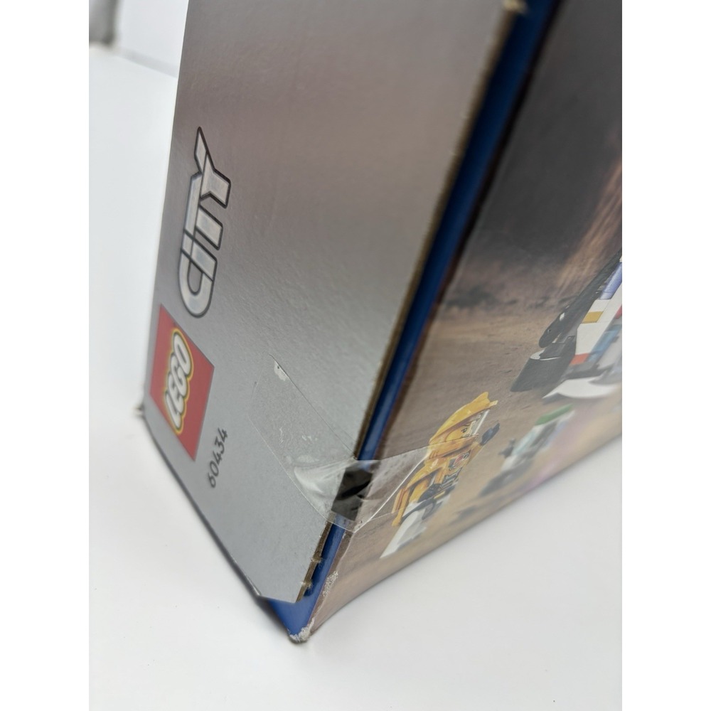LEGO 60434 City Space Base & Launchpad Astronaut Aliens BRAND NEW - Picture 7 of 10